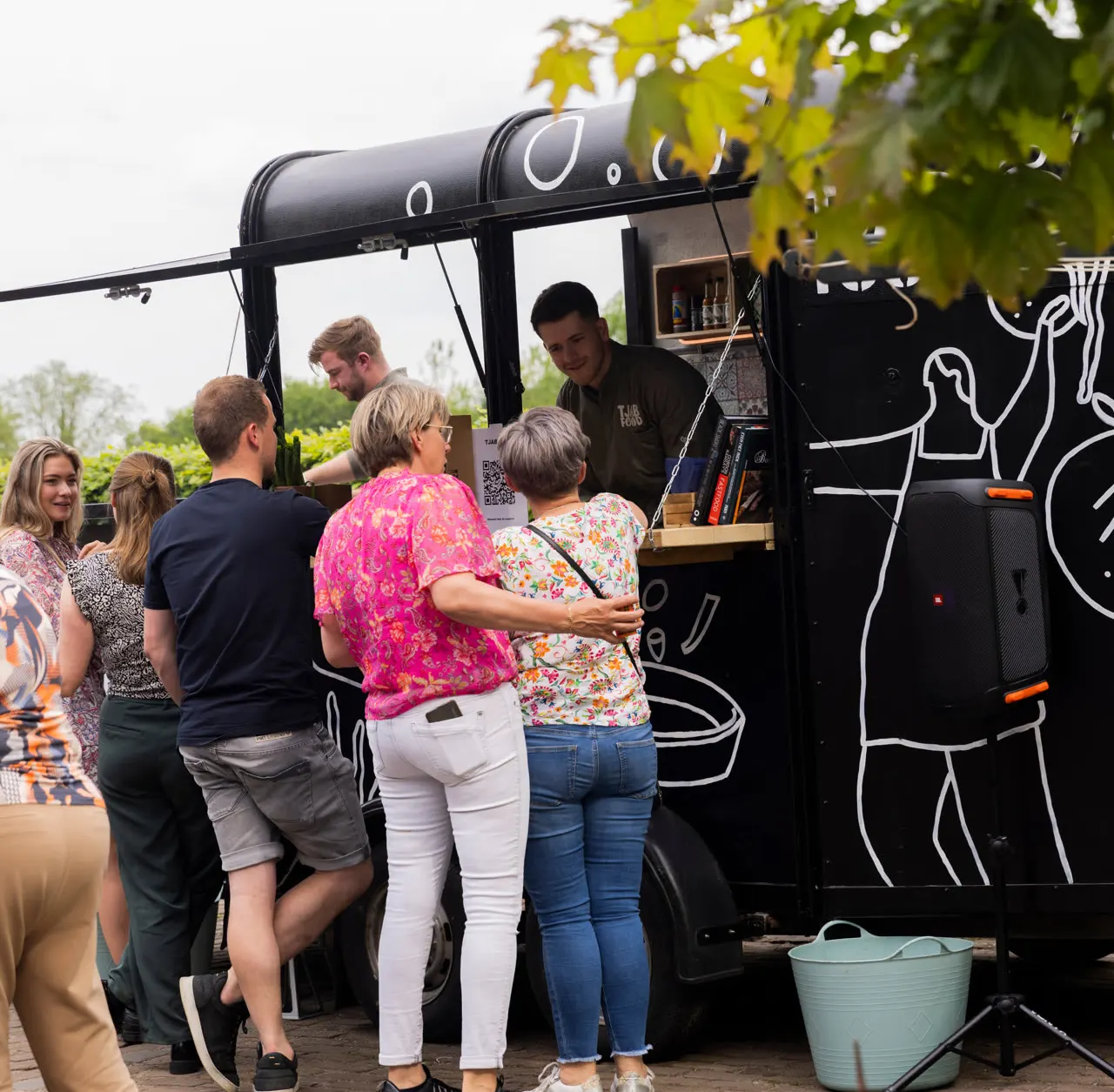 Koken op vuur bij de foodtruck van Schaft Le pot in Uden