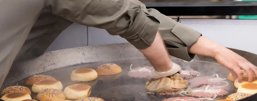 Smash burgers gebakken op de hete plancha