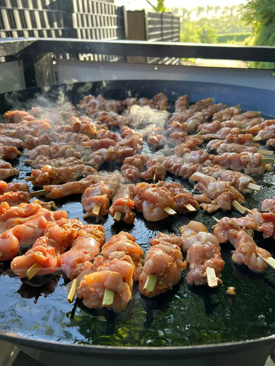 Gemarineerde cajun kipspiezen op de hete plancha