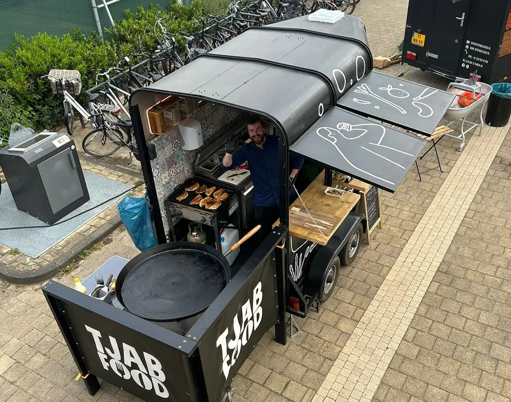 De kookopstelling van de Streetfood BBQ in bedrijf