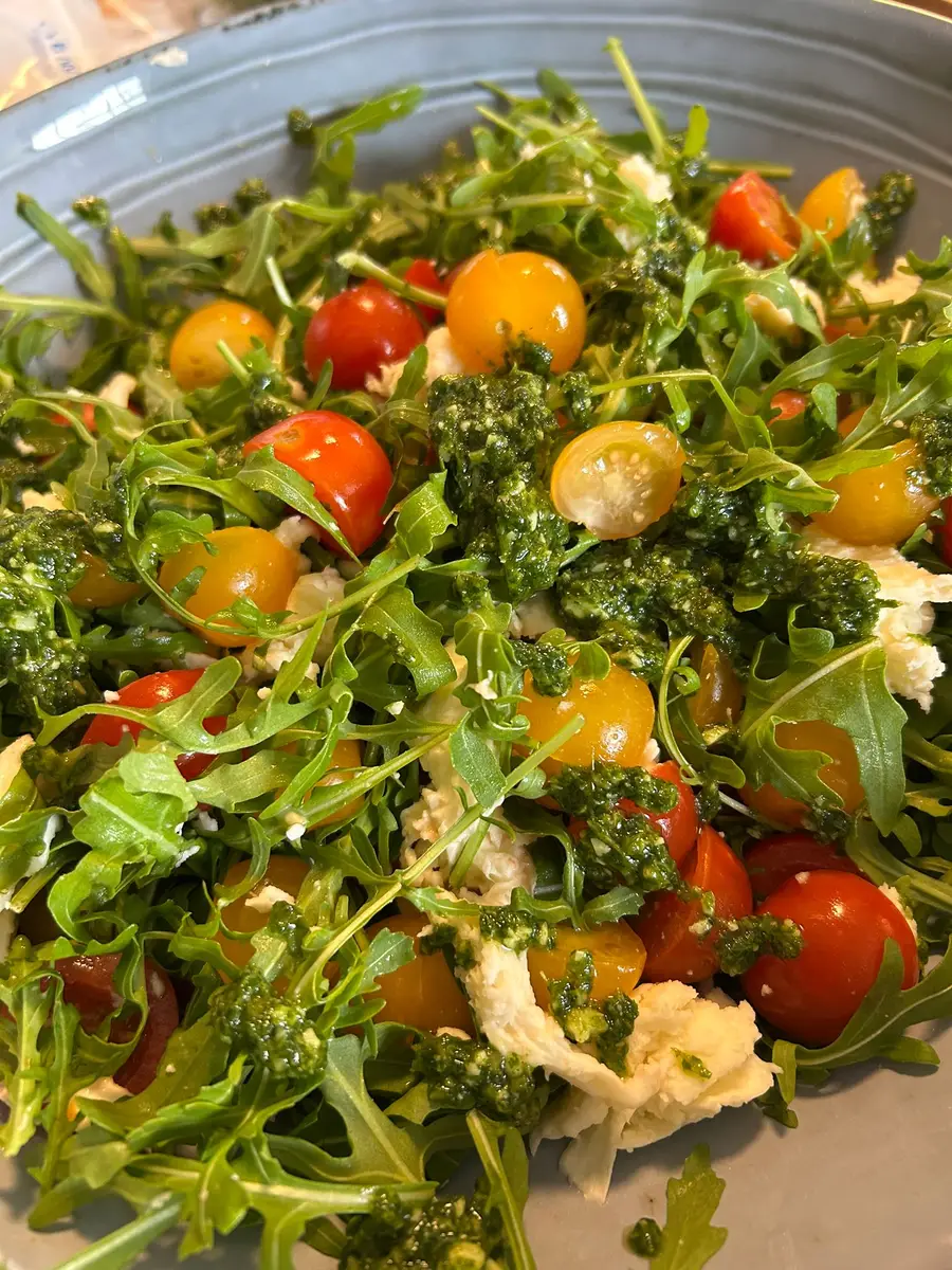 Frisse rucolasalade met kerstomaatjes en pesto