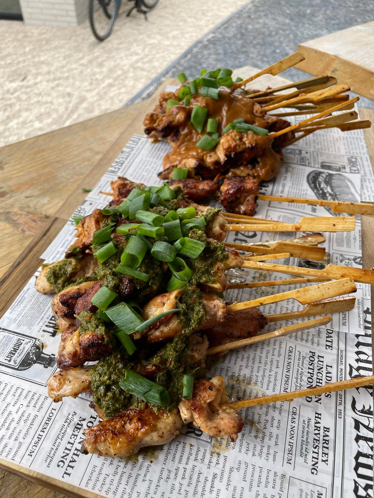 Kipsaté spiesjes met pindasaus en chimichurri